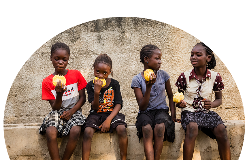 children eating fruits